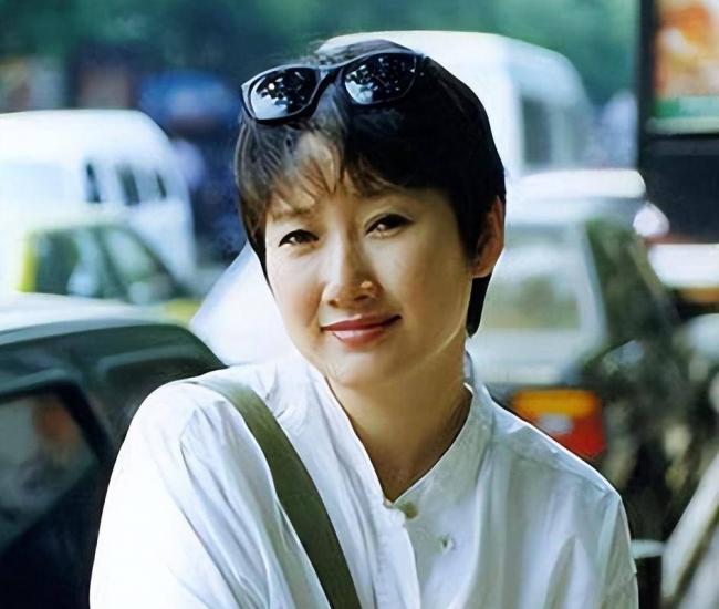 和王刚离婚24年，成方圆已成他高攀不起的样子