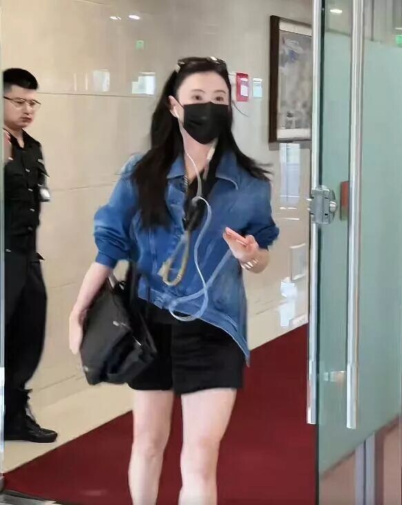 张柏芝现身青岛 30度大热天穿牛仔外套（配图3）