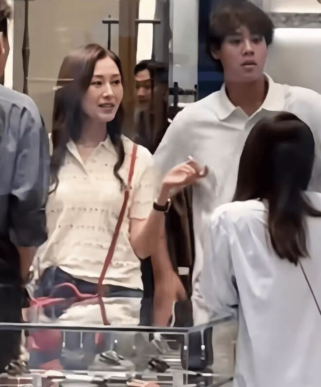 李嘉欣15岁儿子近照曝光 身高190cm胖了不少（配图2）