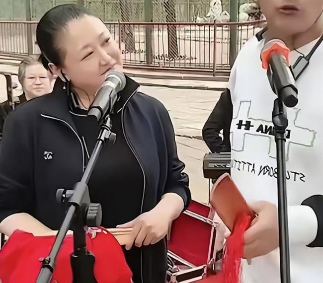 她曾是本山传媒第一美女 如今与昔日判若两人