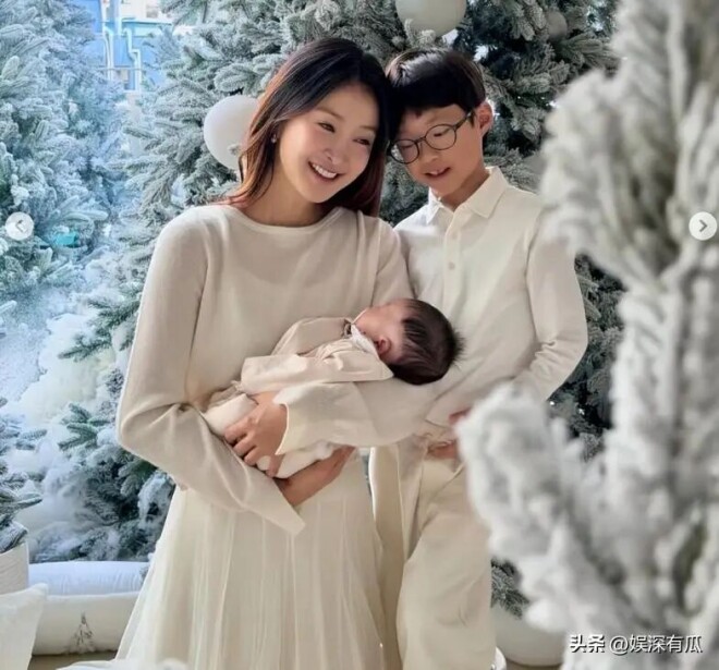 44岁演员女星穿泳装给女儿喂奶 日常画面引热议（配图8）