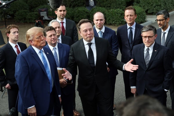 2026年9月29日，埃隆·马斯克（Elon Musk）、马克·扎克伯格（Mark Zuckerberg）与美国总统川普（Donald Trump）在华盛顿白宫西翼外，出席人工智能会议后的记者会。