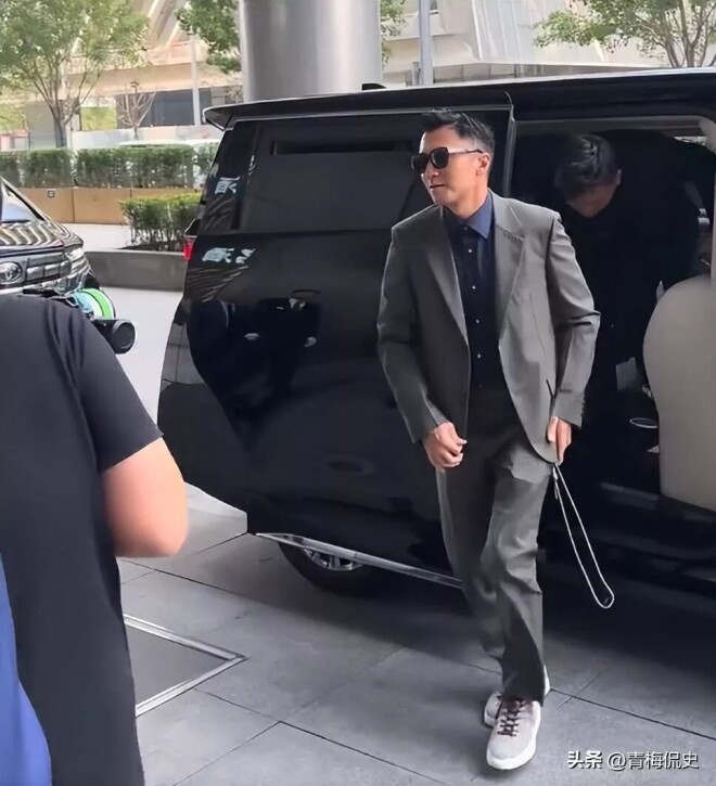 谢霆锋落地北京皱纹多 不老男神还是老了（配图17）