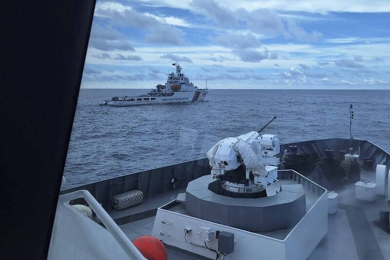 印尼海岸防衛隊發布的照片顯示，2024年10月25日，印尼海岸防衛隊船隻正緊隨前方一艘編號為5402的中國海警隊艦艇，當時這艘中國艦艇正試圖驅離在北納土納海域進行地震探測作業的印尼測量船。（美聯社檔案照）