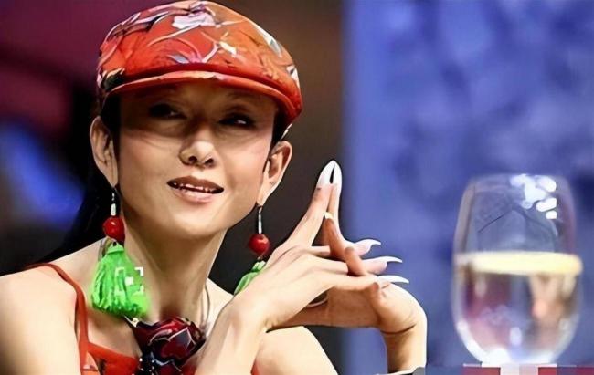 舞伴猝逝后岁杨丽萍近况曝光，难怪小彩旗不接班