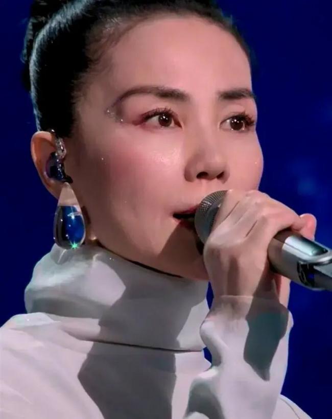 音乐节上王菲又唱又跳 还带火这些品牌