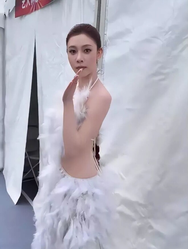 全透明、没一块布料 戚薇宋妍霏被指擦边（配图12）