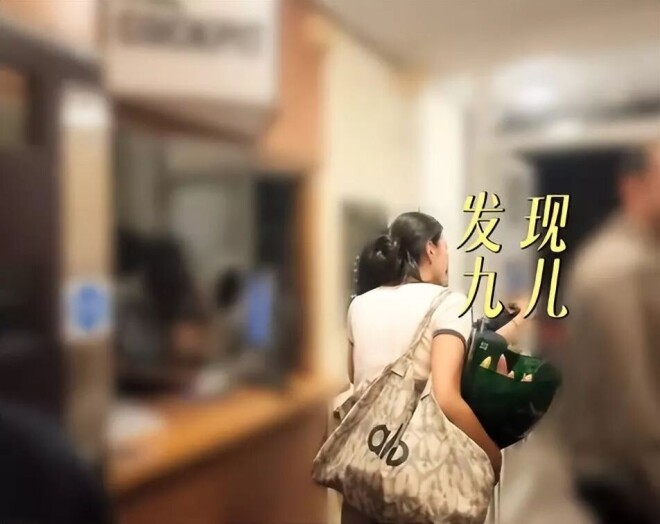 胡军一家四口现身英国 女儿长得像妈妈（配图14）