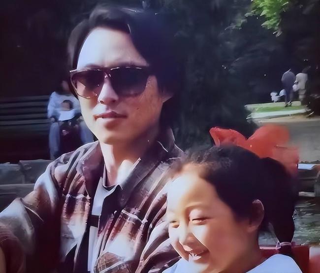 他是红楼第一美男，今62岁享受天伦，住豪宅
