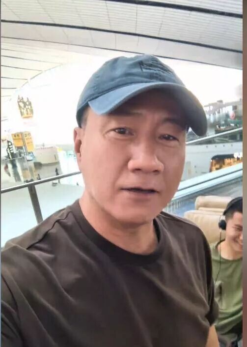 胡军一家四口现身英国 女儿长得像妈妈（配图5）
