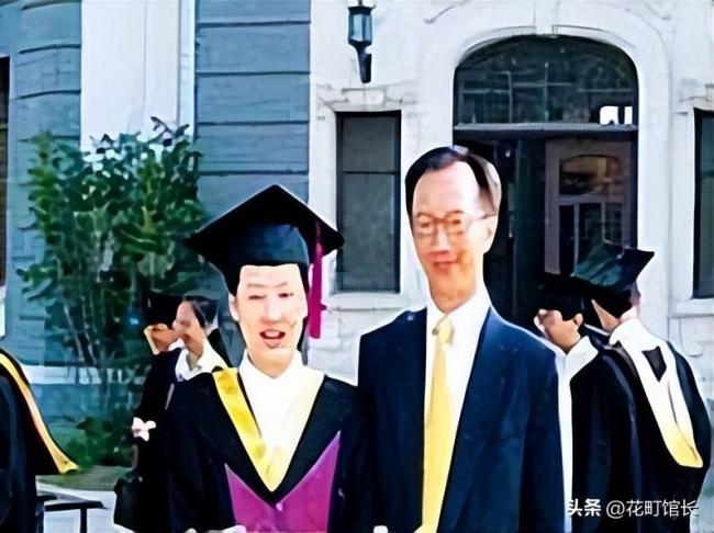 伏明霞全家罕见同框 完全富婆样 女儿似明星