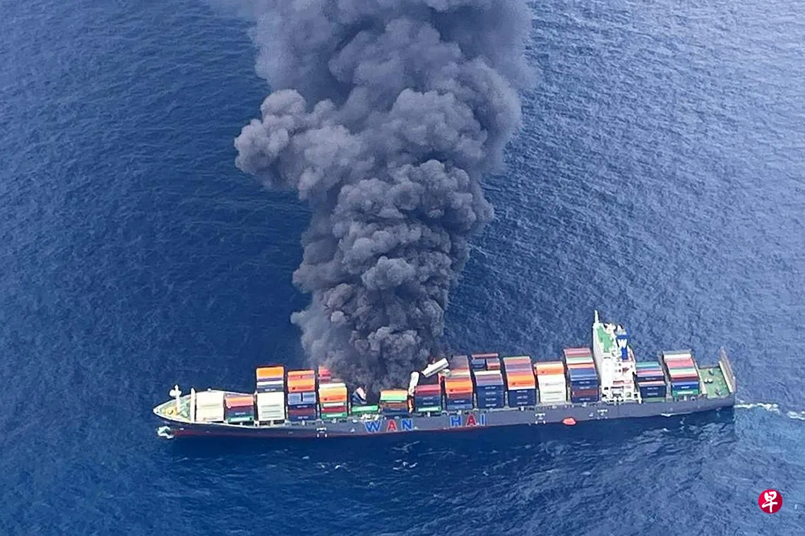 火患大约发生在本地时间6月9日中午12时30分，失火的货船是万海航运（新加坡）管理的旺春轮。 （法新社）
