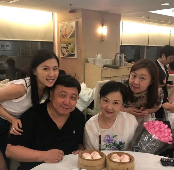 71岁王晶为妻庆生全家福曝光 女儿长相似妈妈（配图3）