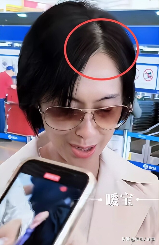 北京机场偶遇朱茵 穿的很潮生图黑又矮（配图7）