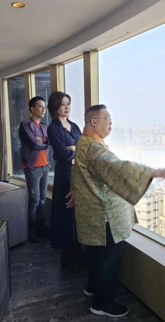 64岁关之琳在过亿豪宅庆生 与两只狗相伴（配图5）