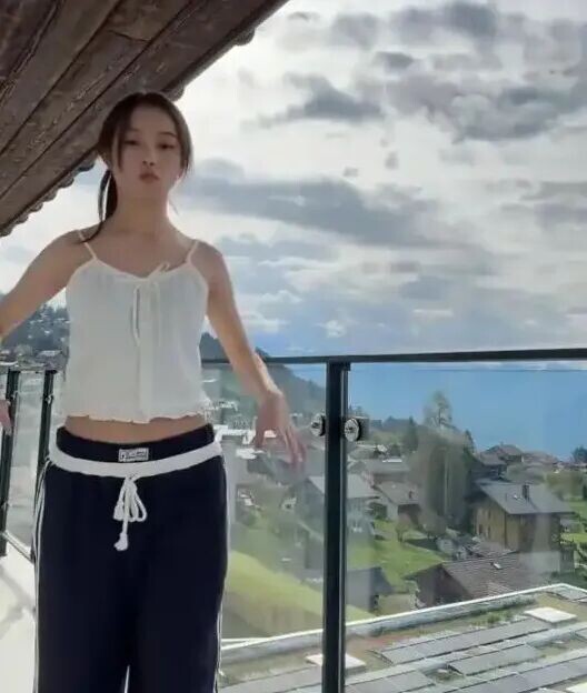 女大十八变：赵薇女儿近照曝光 又高又美（配图10）