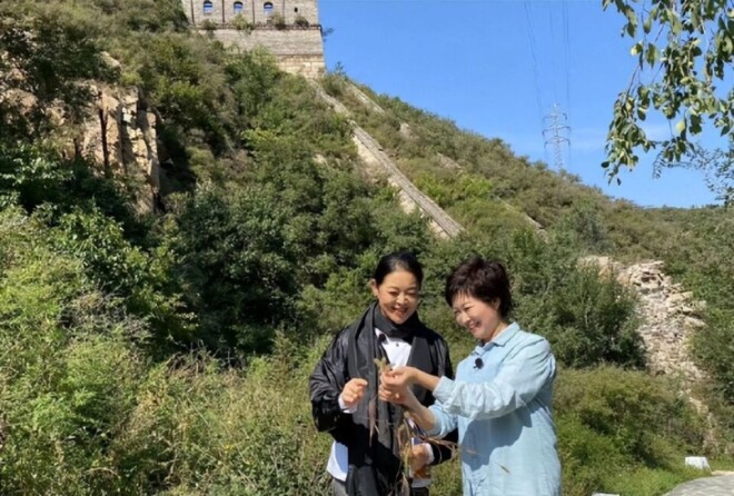 敬一丹告别式举行 丈夫携女儿王尔晴鞠躬致谢（配图6）