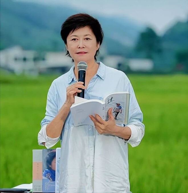 董卿现身敬一丹追悼会 头发染了但凌乱憔悴（配图12）