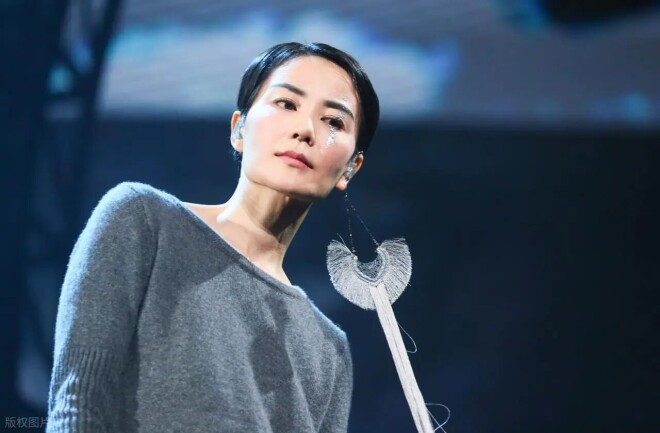 57岁王菲现身女儿演唱会 短裤雨靴秀美腿白又薄（配图23）