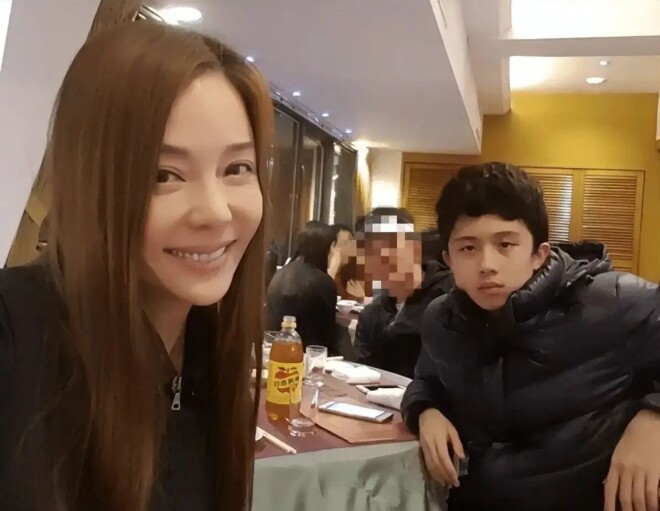 母乳12年同床15年 将儿子宠进监狱的狄莺罕露面（配图8）