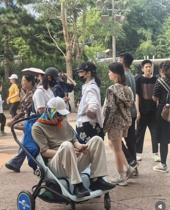 陈建斌夫妇逛环球 蒋勤勤走路姿态像怀孕（配图8）