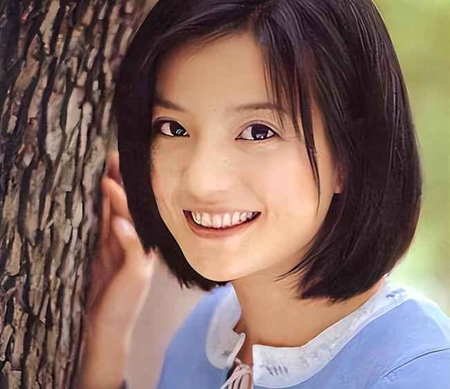 被封5年后赵薇再曝近况，瘦到脱相不敢认