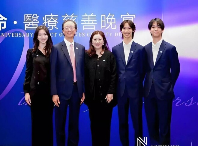 伏明霞一家五口参加晚宴 23岁大女儿颜值惊艳（配图1）