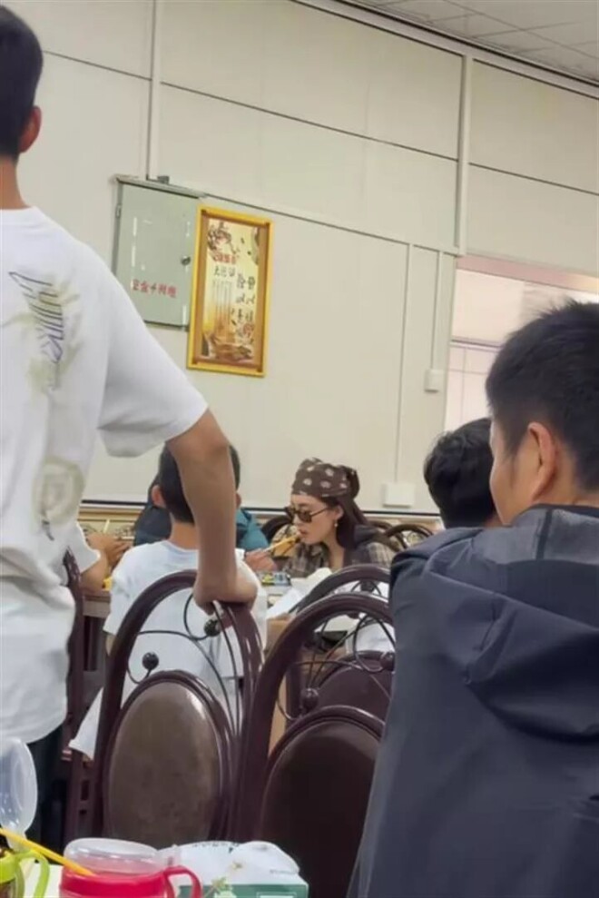 喀什偶遇岳云鹏 三人挤一张桌子吃面十分接地气（配图2）