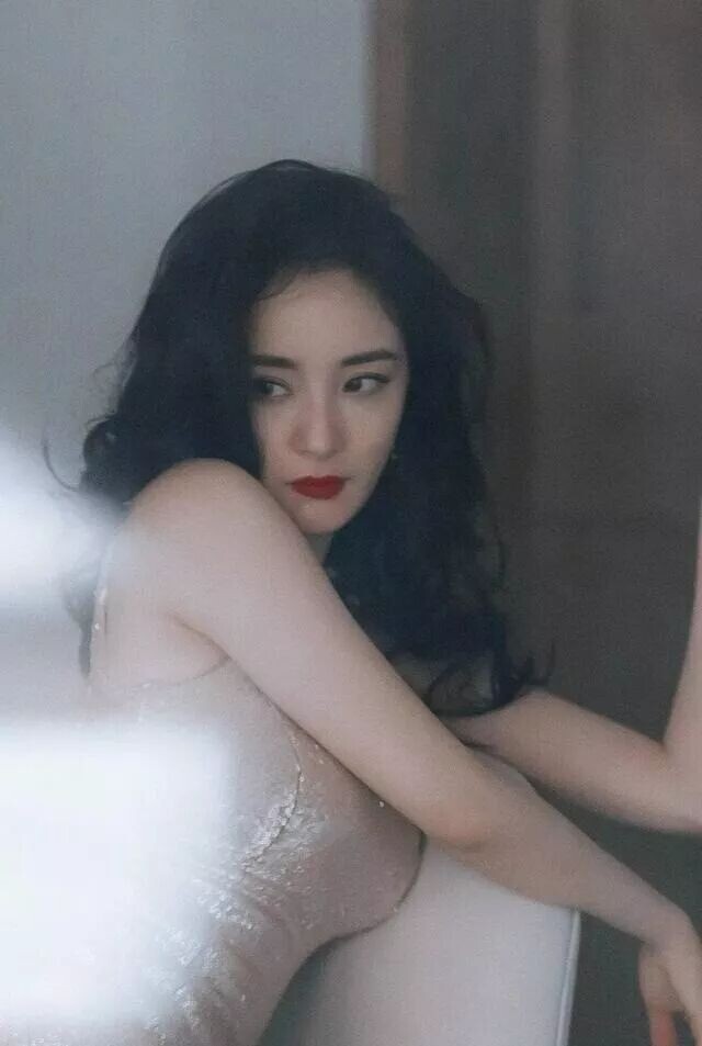 她比杨幂丰满皮肤比刘亦菲白 可惜就是红不了（配图5）