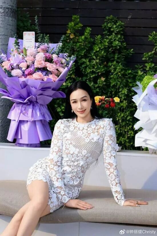 56岁钟丽缇居家庆生 状态冻龄气质佳（配图6）