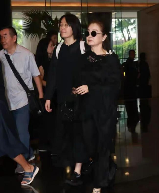 施南生追思会：徐克失声 青霞带怒 叶倩文微笑