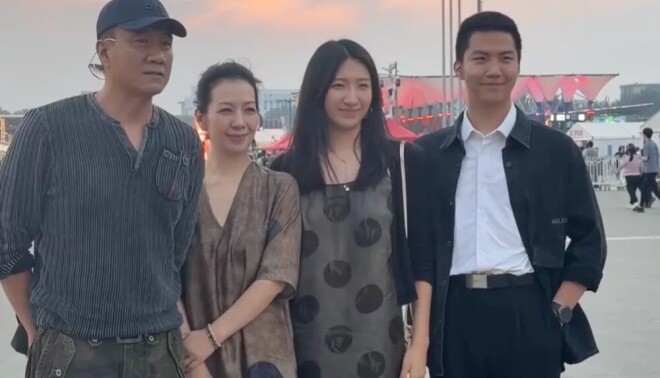 胡军一家四口同框：女儿比妈妈高 儿子帅气抢镜（配图2）