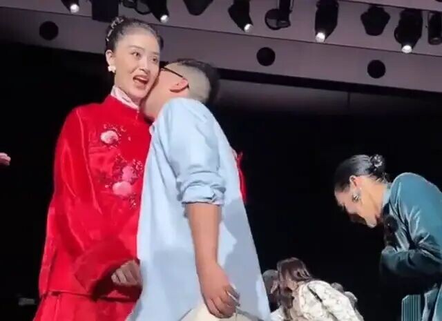 蒋欣被男设计师突然亲脖子 吓得当场大叫（配图2）