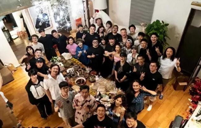 刘欢豪宅：装修值千万，客厅容百人，有私家酒吧