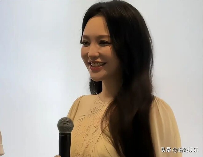 43岁金莎腰腹圆润下意识护肚 真的瞒不住了？（配图2）
