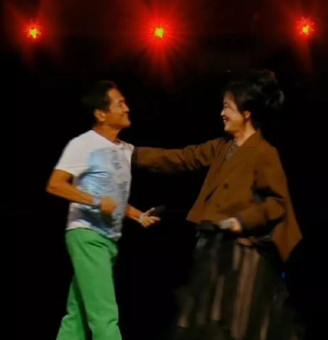 齐秦齐豫深情相拥 66岁弟弟与69岁的姐姐同台（配图3）