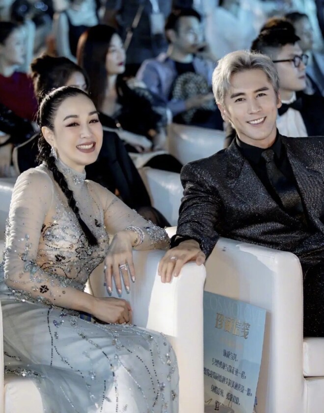 钟丽缇夫妇走机场：她腰粗胯宽 张伦硕打扮潮酷（配图11）