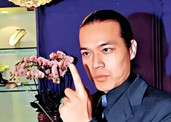 他曾与四大天王齐名，被包养十年后，当了和尚