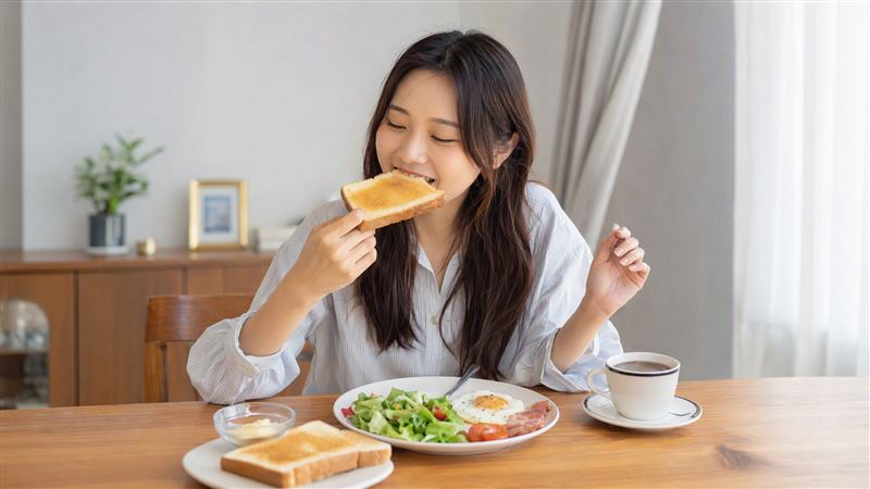 早餐若習慣含糖飲料搭配麵包又久坐不動，容易導致血糖快速波動。（示意圖／AI生成）