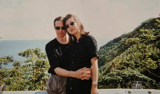 美时装界大佬枪杀亚裔妻后自尽 亲属曝原因