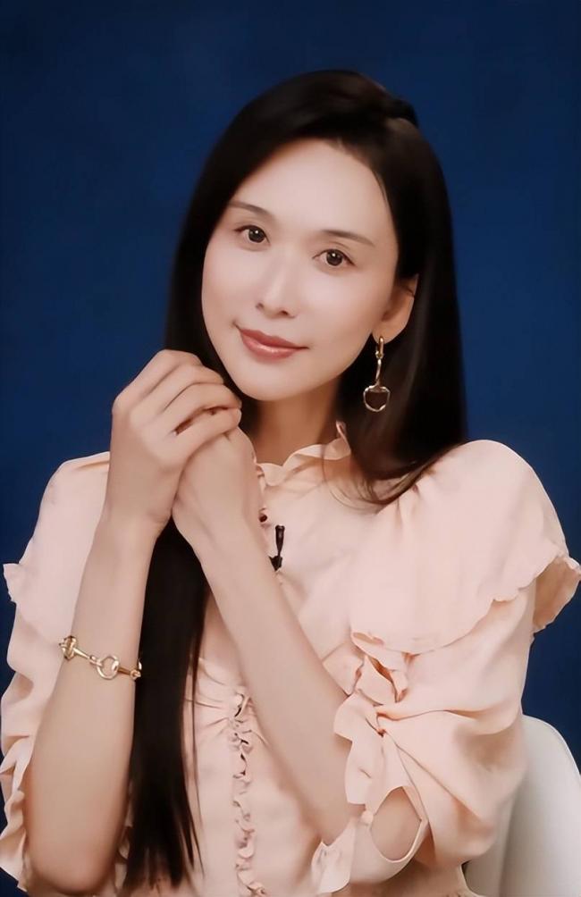 这是林志玲？眼睛小到认不出，被嘲是老太太