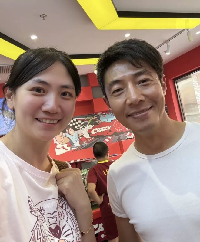 50岁撒贝宁一家北京逛街 体态健硕荷尔蒙爆棚（配图3）