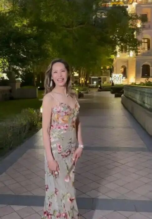 甄子丹69岁岳母穿吊带性感 嫁亿万身家珠宝大王（配图2）