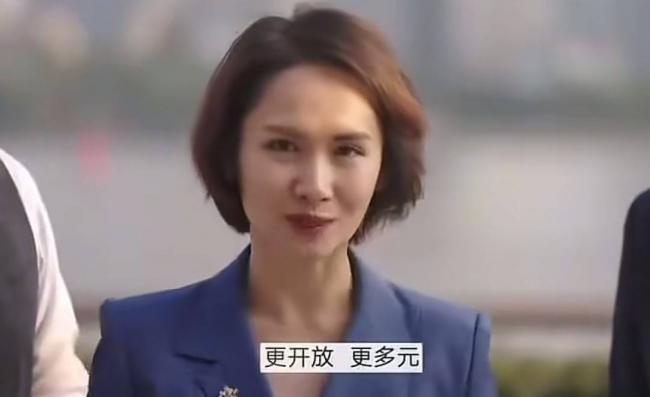 《奥德赛》剧组访华 上海女主持弯腰、屈膝....