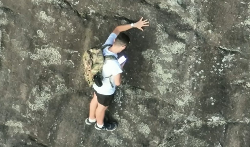 美国乔治亚州日前发生一起惊险的登山受困事件，一名男子在徒手攀登约拿山（Mount Yonah）时，因高估自身实力，卡在离地约79公尺的陡峭山壁上，进退两难。（翻摄X）