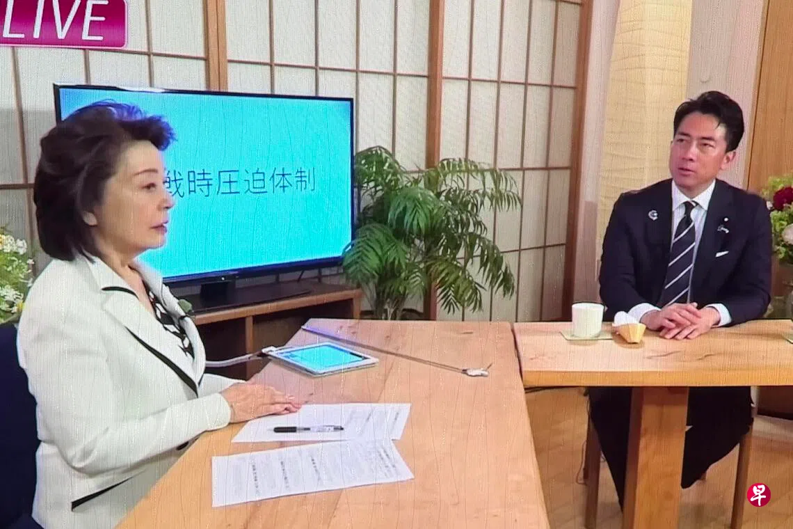 日本防长小泉进次郎（右）7月17日接受右翼评论员樱井佳子主持的网络节目《言论TV》访问时，以法国加强核威慑及芬兰允许部署核武器为例，主张日本应“毫无禁忌”地讨论和推进核武相关政策。 （互联网视频截图）