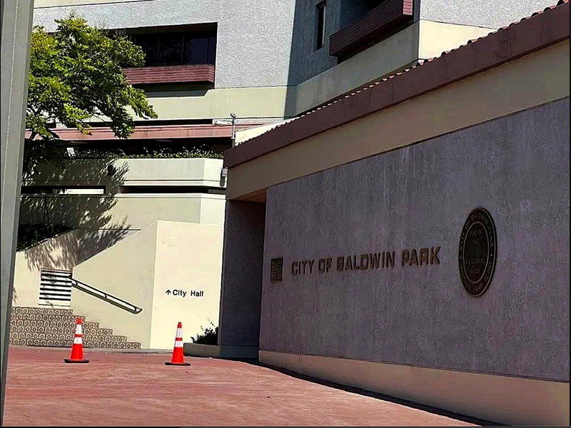 一名鲍尔温公园市前议员家中后院被FBI挖出6万多美元现金，牵扯出重大贪腐案。 （本...