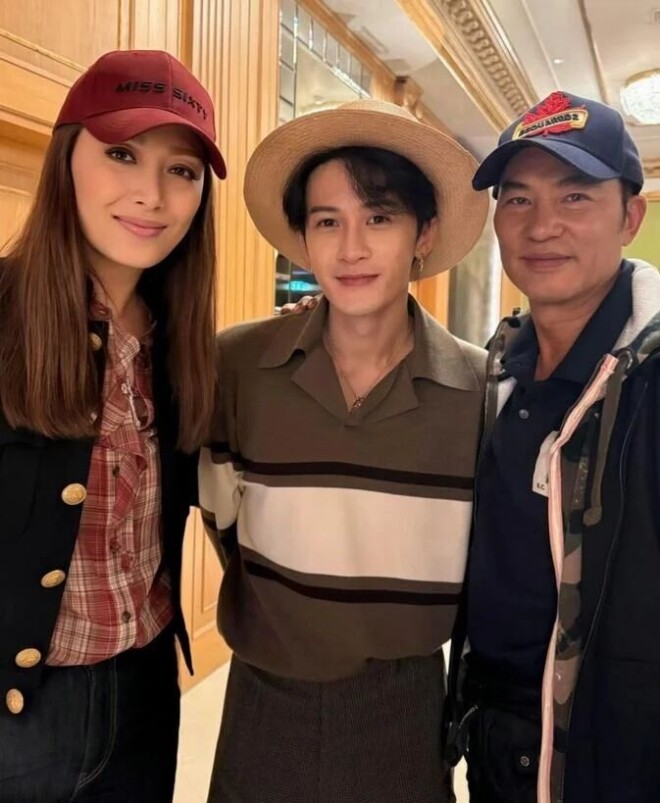 71岁任达华一家三口度假 女儿一手挽爸一手牵妈（配图6）