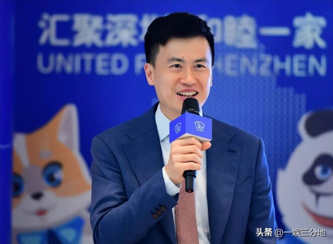 伏明霞74岁丈夫露面 佝偻头秃动作痴（配图24）