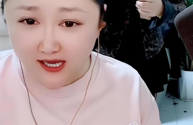 她曾是本山传媒第一美女 如今与昔日判若两人